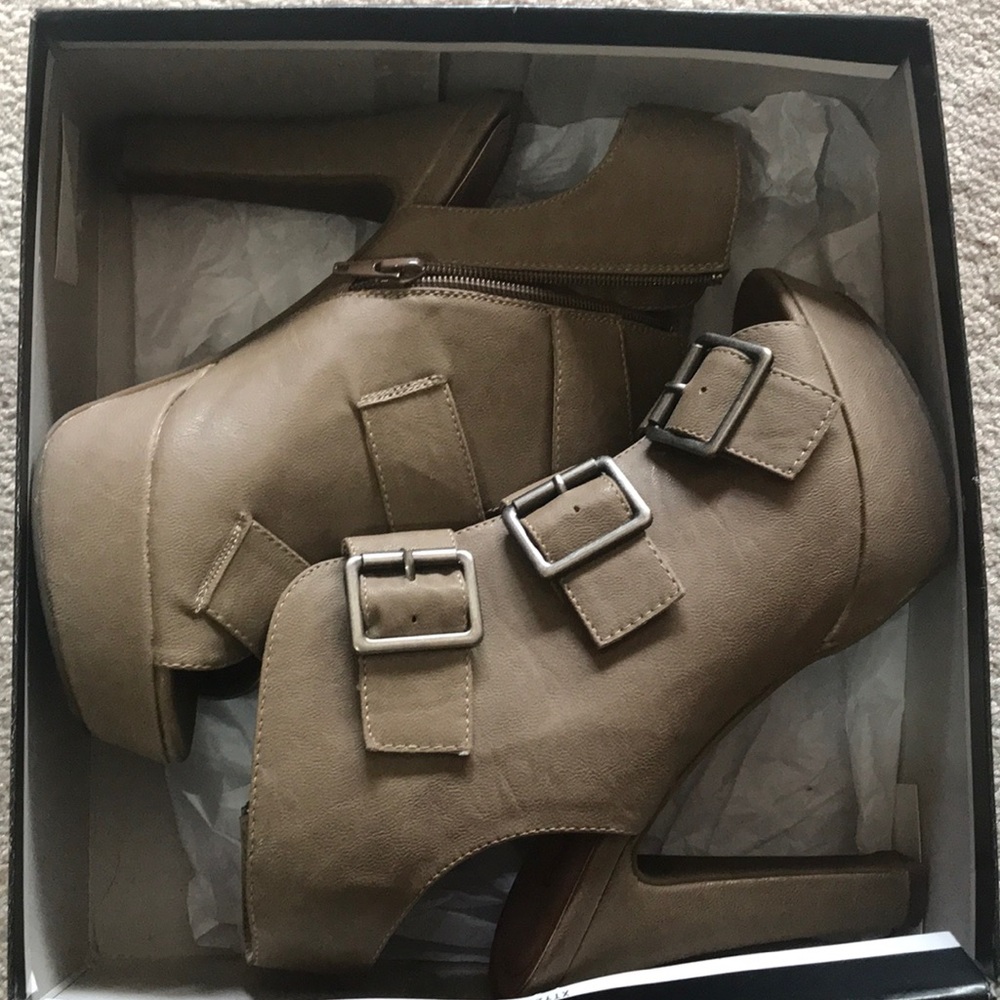 Pink & Pepper Taupe heels size 9